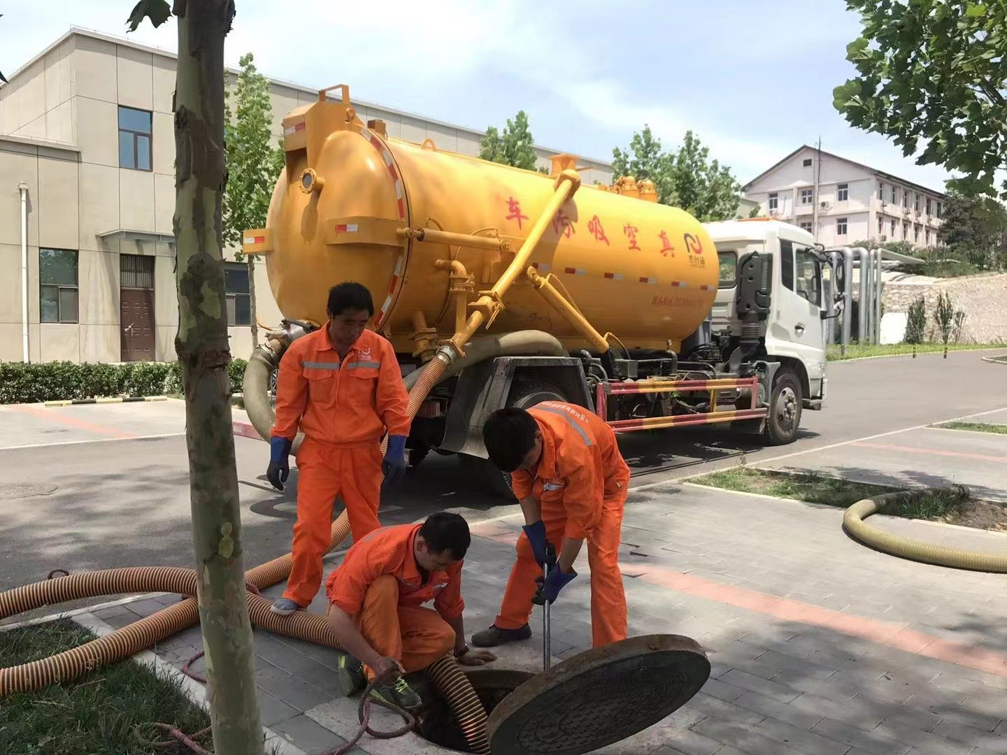 凌河管道疏通车停在窨井附近